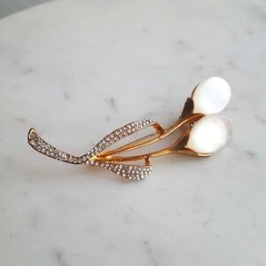 🌙Lily White Cats Eye Brooch